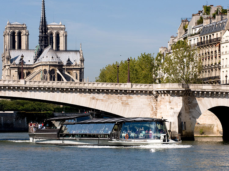 Bateau panoramique sur la Seine à Paris