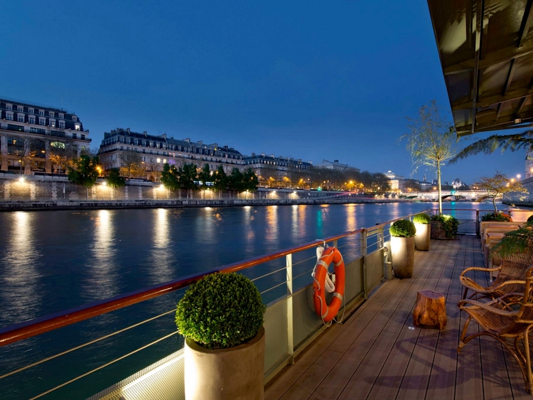 Réception à bord d'un bateau-salon à quai sur la Seine à Paris