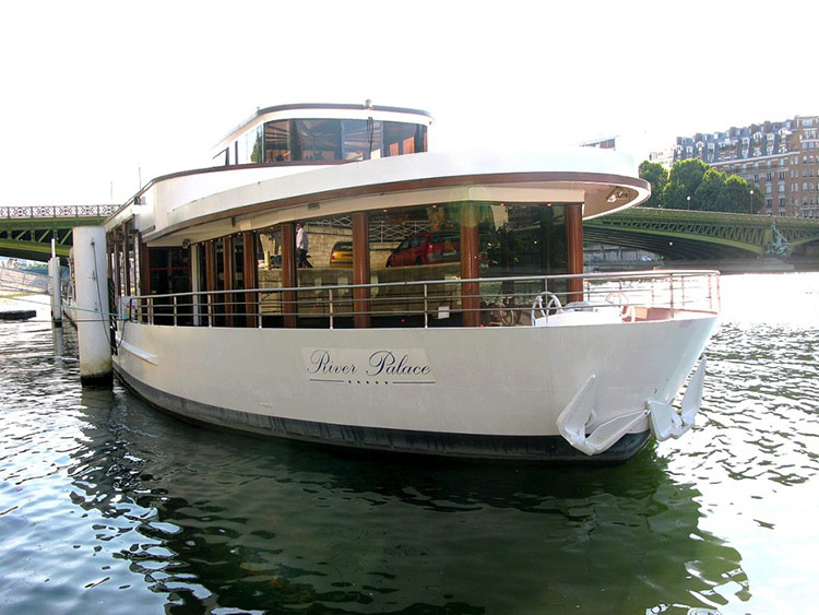 Réception à bord du River Palace, bateau à roues sur la Seine à Paris