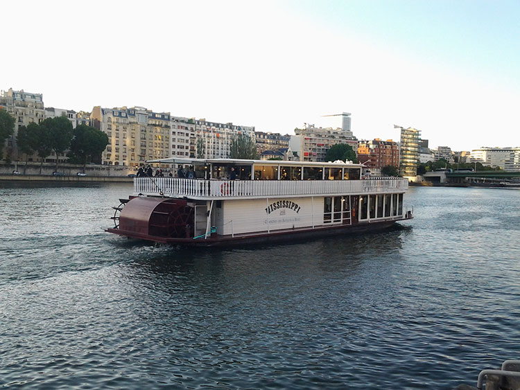 Réception sur un bateau à roue sur la Seine à Paris