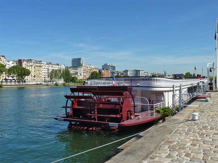 Réception sur un bateau à roue sur la Seine à Paris