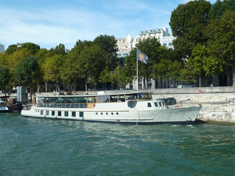 Réception à bord du Bretagne rénové sur la Seine à Paris