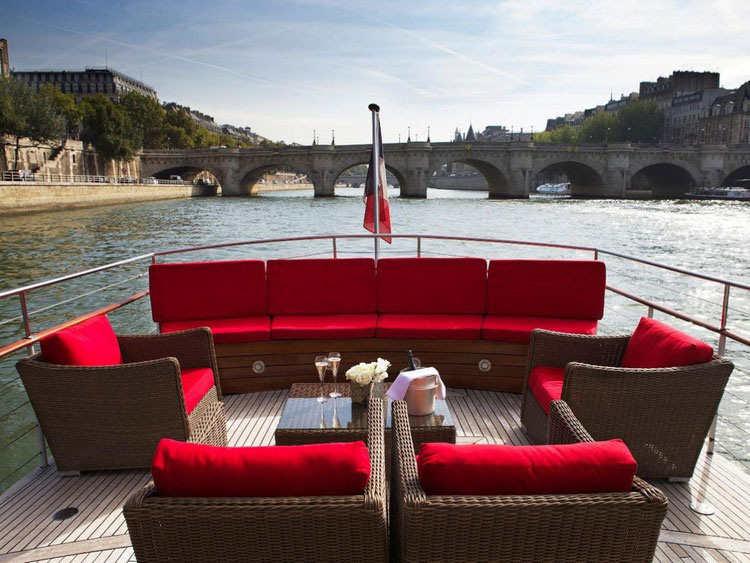 Croisière à bord du yacht Mirage sur la Seine à Paris